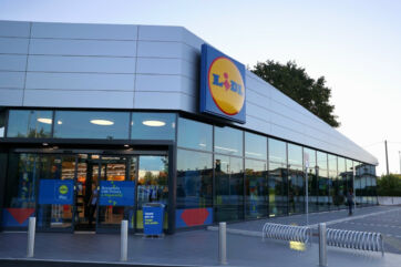 Facciata del nuovo store sostenibile Lidl a Maerne di Martellago con ampie vetrate e logo aziendale in evidenza.