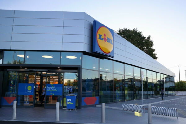 Facciata del nuovo store sostenibile Lidl a Maerne di Martellago con ampie vetrate e logo aziendale in evidenza.