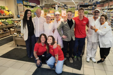 Foto di gruppo dello staff per la riapertura del supermercato Conad City in via Borgo San Jacopo a Livorno.