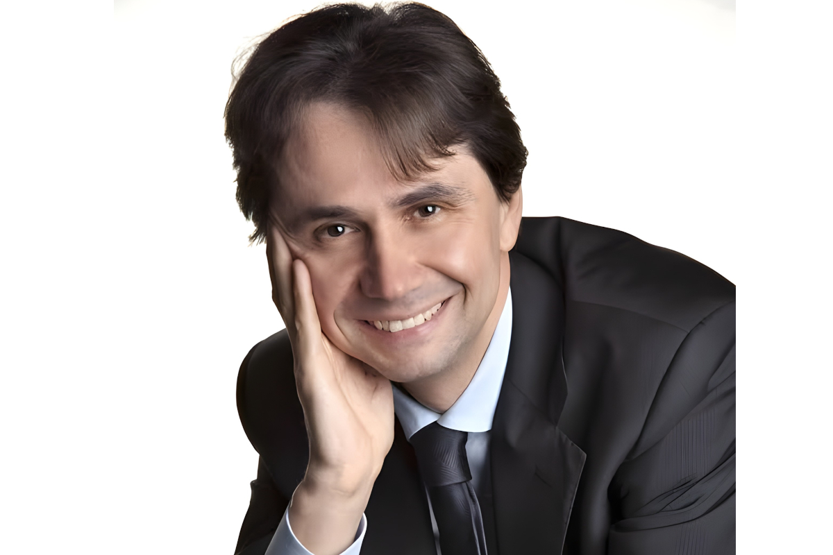 Marcello Pincelli, nuovo Direttore operativo di Centrale Conad, sorridente in completo scuro su sfondo bianco.