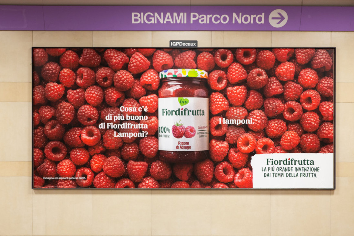 Pubblicità metropolitana Fiordifrutta Rigoni di Asiago: vasetto di confettura ai lamponi circondato da frutti freschi.