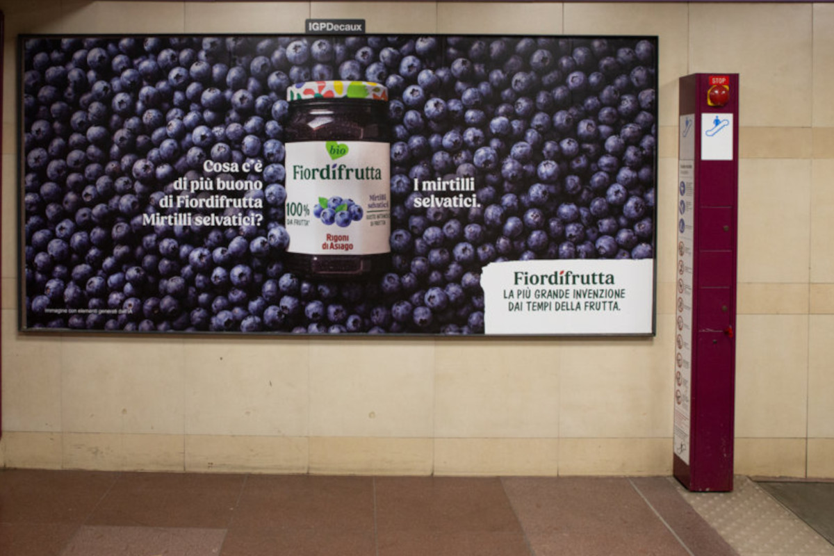 Cartellone pubblicitario Fiordifrutta Rigoni di Asiago con vasetto di confettura bio ai mirtilli selvatici in metro.