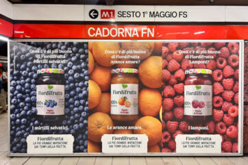 Pubblicità OOH Fiordifrutta Rigoni di Asiago con vasetti di confettura ai mirtilli, arance amare e lamponi in metropolitana.