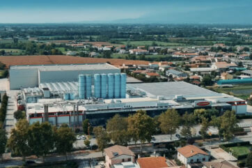 Veduta aerea dello stabilimento Pasta Zara con silos industriali, simbolo di sostenibilità, innovazione e produzione.