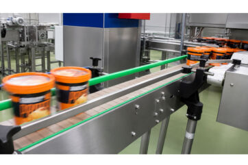 Produzione Tonitto 1939: vasetti di gelato su nastro trasportatore nello stabilimento industriale