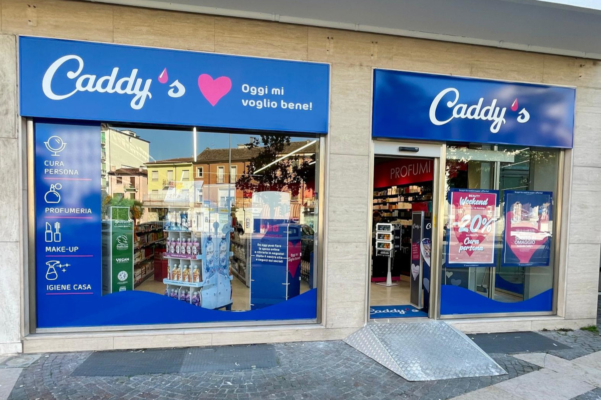 Insegna Caddy's e vetrina del punto vendita drugstore con reparti make-up, profumeria e cura persona - VéGé