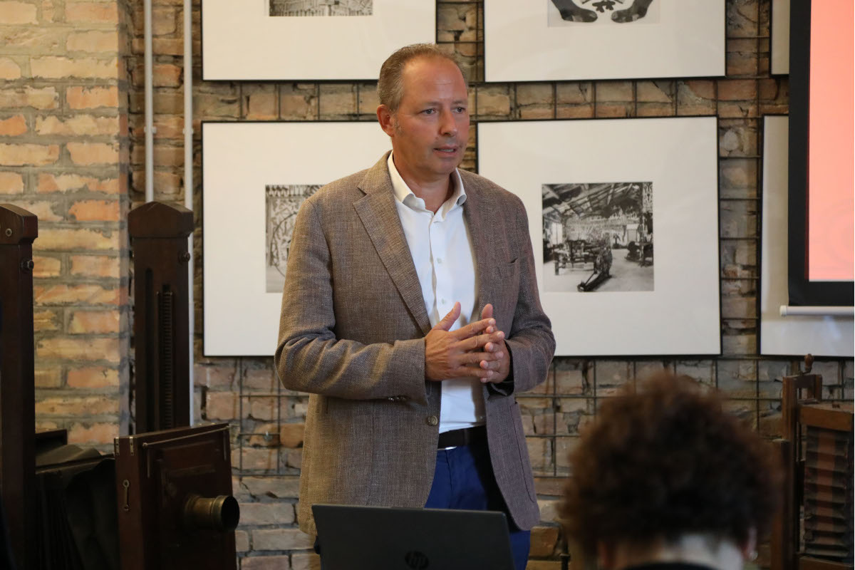 Aldo Rodolfi, presidente dell'azienda, parla durante l'evento per i 130 anni di storia Rodolfi Mansueto.