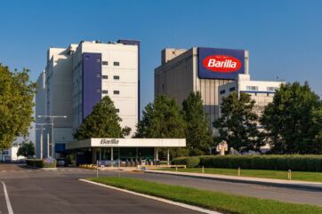 Stabilimento produttivo Barilla con logo aziendale ben visibile, sede della strategia di espansione nel mercato USA.