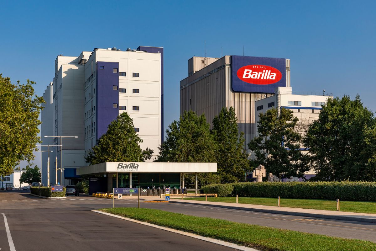 Stabilimento produttivo Barilla con logo aziendale ben visibile, sede della strategia di espansione nel mercato USA.