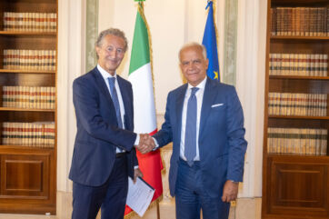 Buttarelli e Piantedosi stringono la mano alla firma del Protocollo di Legalità tra Federdistribuzione e Ministero dell'Interno.