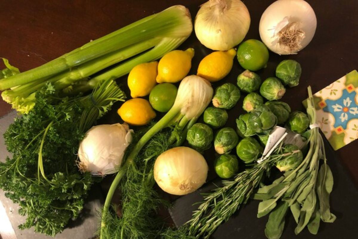 Conserve vegetali fresche: finocchi, cipolle, cavolini di Bruxelles e limoni per un reparto ortofrutta in evoluzione