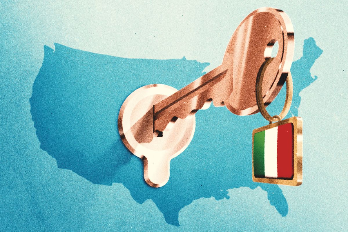 Chiave dorata inserita in una serratura sulla mappa degli USA con portachiavi a forma di bandiera italiana.