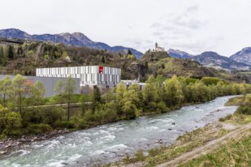Stabilimento Felicetti immerso nel paesaggio montano, esempio di impegno per l'energia termica pulita e sostenibile.