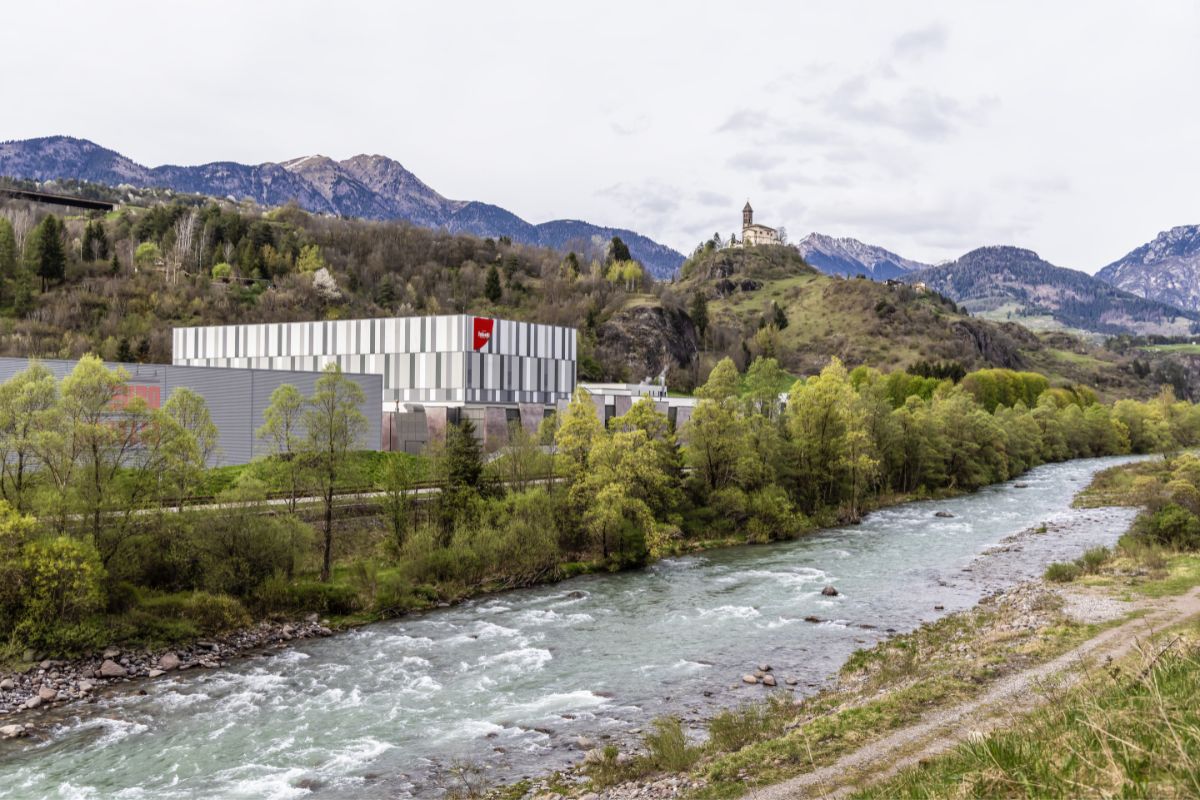 Stabilimento Felicetti immerso nel paesaggio montano, esempio di impegno per l'energia termica pulita e sostenibile.