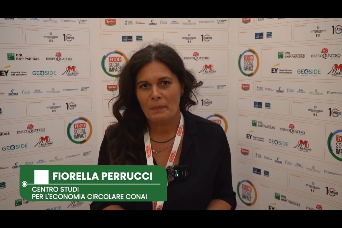 Fiorella Perrucci, Centro Studi per l'Economia Circolare CONAI, interviene a un evento sul sociale e l'ambiente.