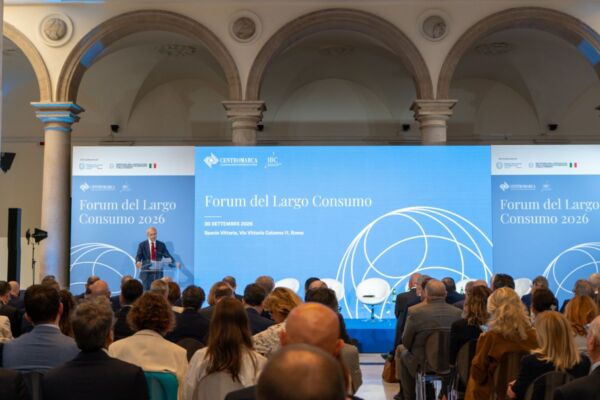 Forum del Largo Consumo 2026 a Roma: relatore sul palco e platea durante l'evento sulla spesa e i consumi italiani