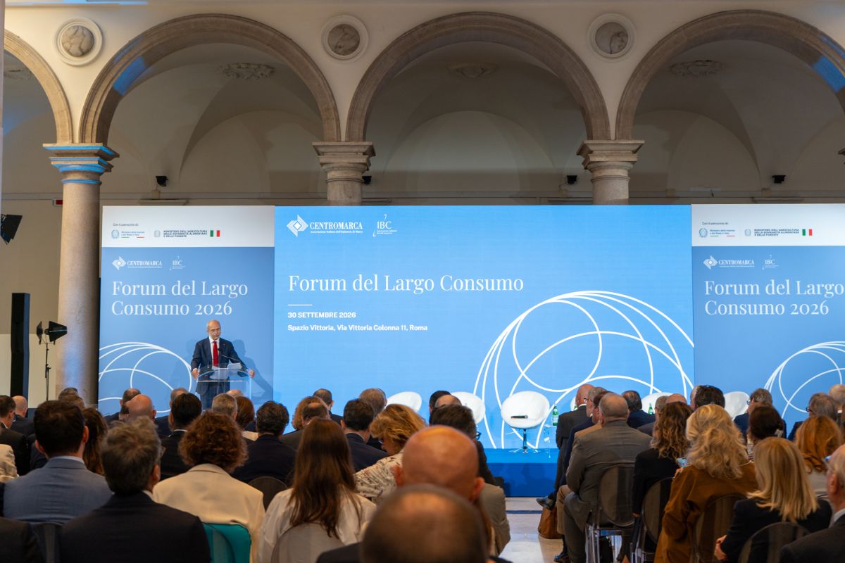 Forum del Largo Consumo 2026 a Roma: relatore sul palco e platea durante l'evento sulla spesa e i consumi italiani