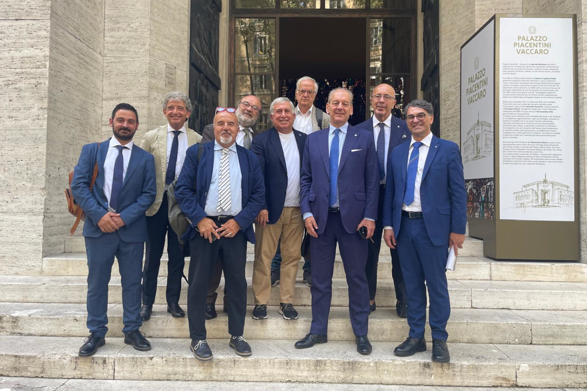 Sottosegretario Masaf Patrizio La Pietra con la filiera olivicolo-olearia davanti a Palazzo Piacentini per la crisi dei frantoi