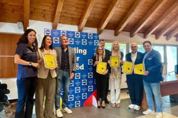 Gruppo di persone con targhe alla presentazione di Cycling for Good di Lidl Italia e Fondazione Laureus.