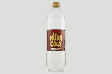Bottiglia di Nuda Cola Coop, la cola zero zuccheri senza coloranti, su sfondo neutro