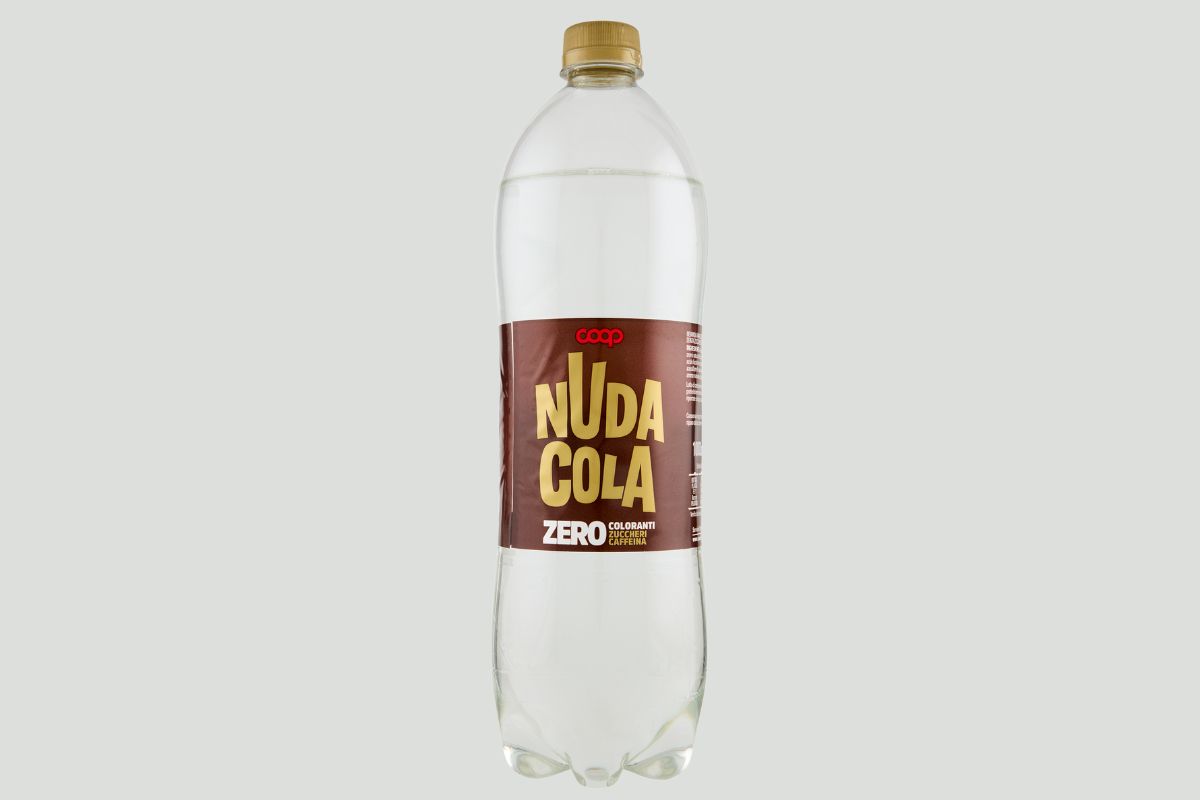 Bottiglia di Nuda Cola Coop, la cola zero zuccheri senza coloranti, su sfondo neutro