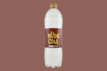 Bottiglia di Nuda Cola Coop Zero, la cola trasparente senza coloranti, su sfondo marrone