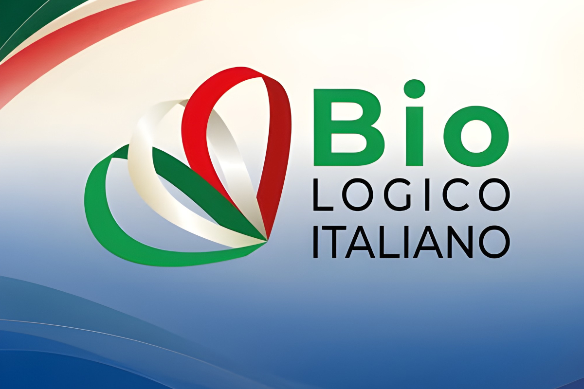 Marchio Bio Italiano: logo a forma di foglia tricolore e scritta Bio Logico Italiano su sfondo blu.