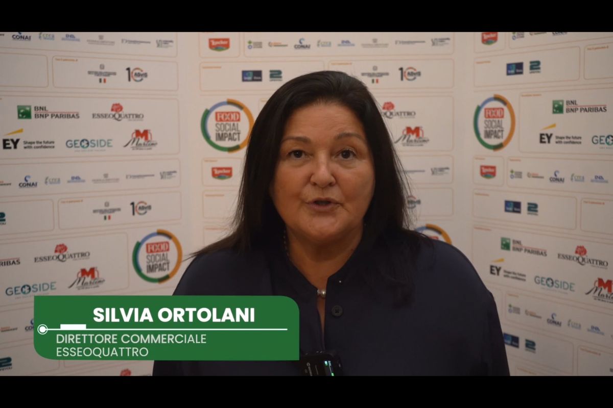 Silvia Ortolani, Direttore Commerciale Esseoquattro, interviene al Food Social Impact con logo sullo sfondo.