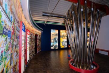 Interno Spazio 3.0 Formec Biffi: parete vintage di prodotti e scultura con aste in acciaio, 60 anni di gusto.