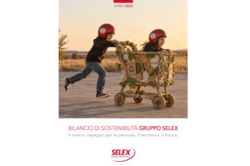 Bambini con caschi rossi Selex spingono carrello green: 13° Bilancio Sostenibilità Gruppo Selex 2025, ESG e futuro.