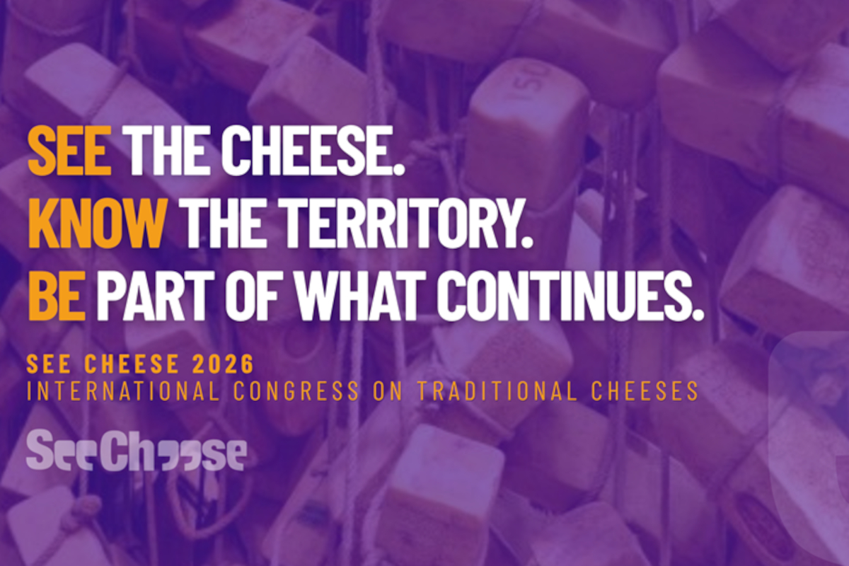 Forme di formaggio stagionato con testo See Cheese 2026, congresso internazionale sui formaggi tradizionali a Ragusa.