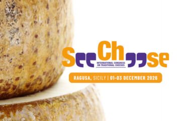 Forme di formaggio tradizionale e logo See Cheese, congresso internazionale sui formaggi a Ragusa, Sicilia, 1-3 dicembre 2026.