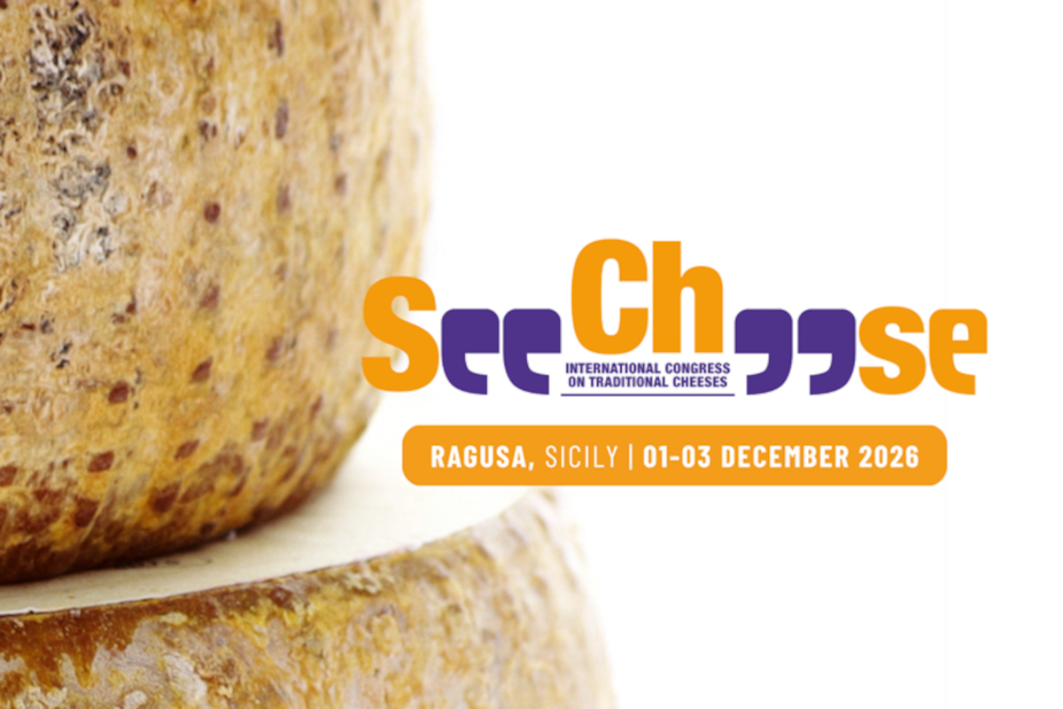 Forme di formaggio tradizionale e logo See Cheese, congresso internazionale sui formaggi a Ragusa, Sicilia, 1-3 dicembre 2026.