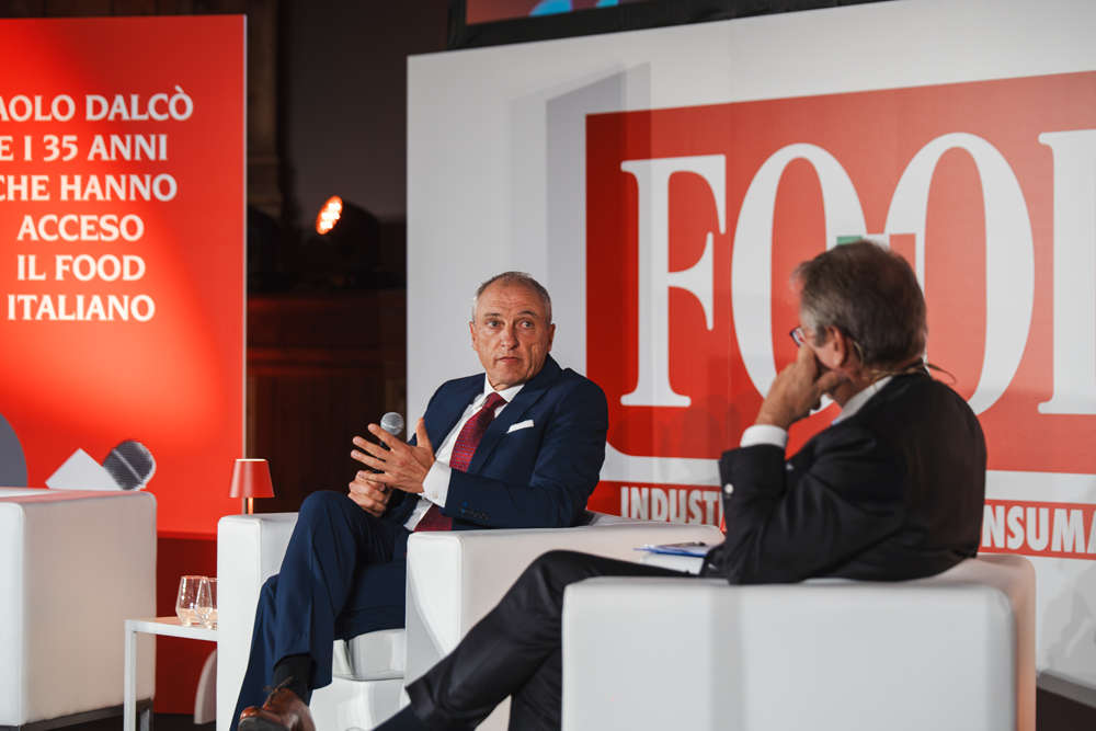 Paolo Dalcò parla al Teatro Farnese per i 35 anni di Food, con il logo Food e il pubblico in sala