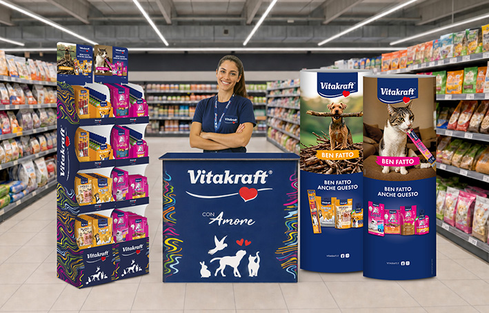 Promoter e espositore Vitakraft Ben Fatto con snack per cani e gatti nel reparto di un supermercato