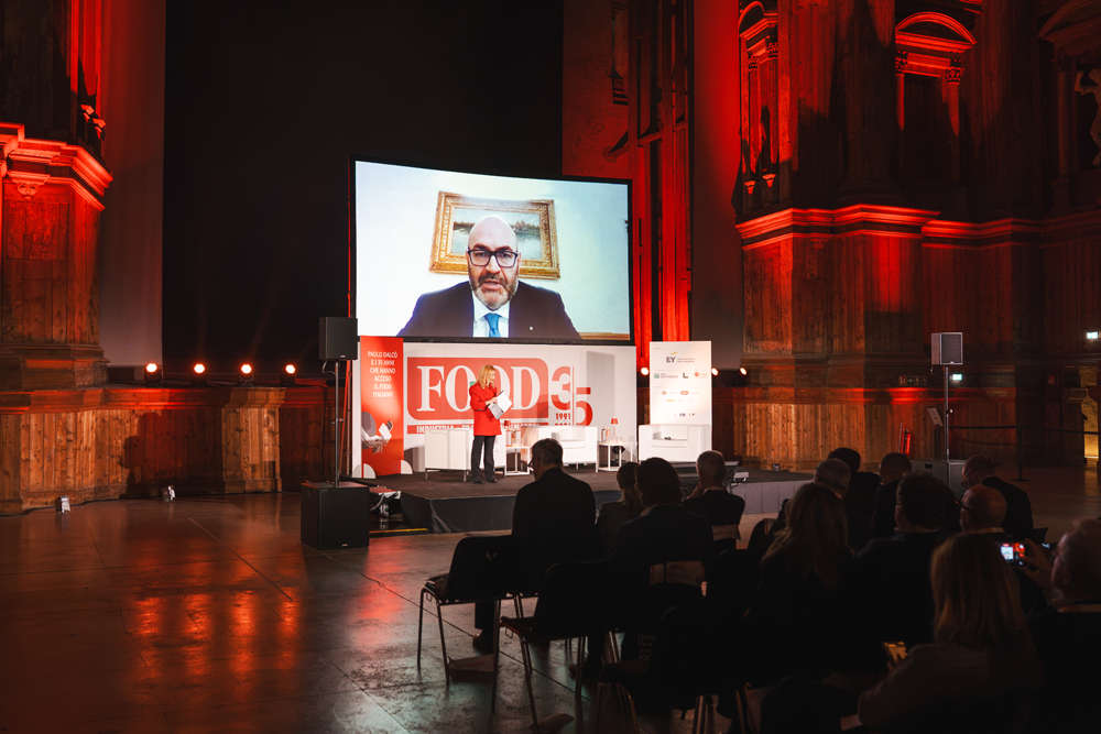 Teatro Farnese illuminato di rosso per i 35 anni di Food: maxischermo, relatori e pubblico alla celebrazione della filiera