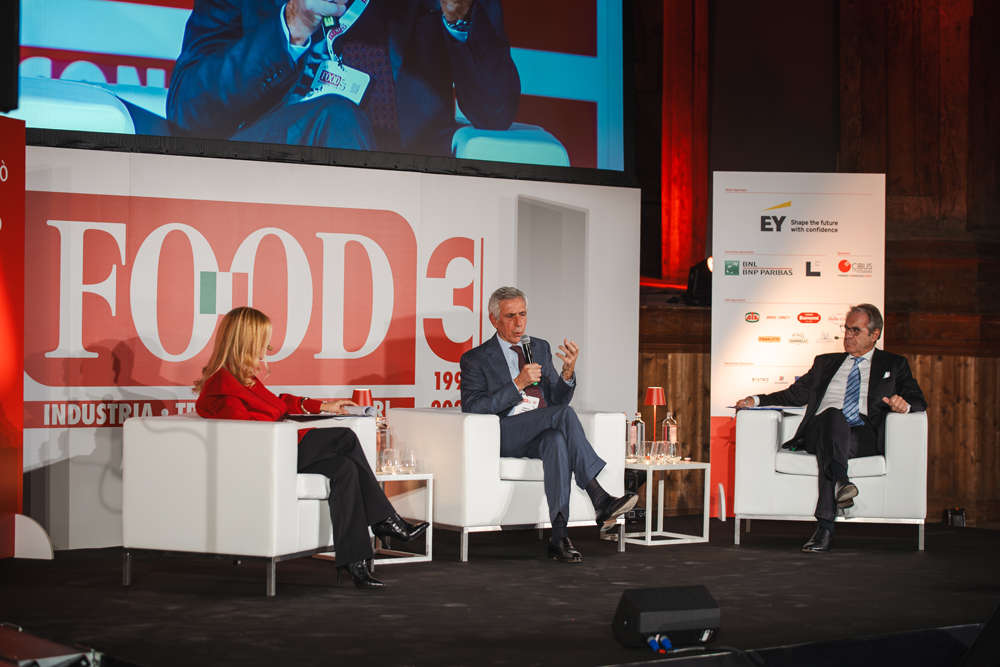 Tavola rotonda al Teatro Farnese per i 35 anni di Food: relatori sul palco con logo Barilla e sfondo FOOD