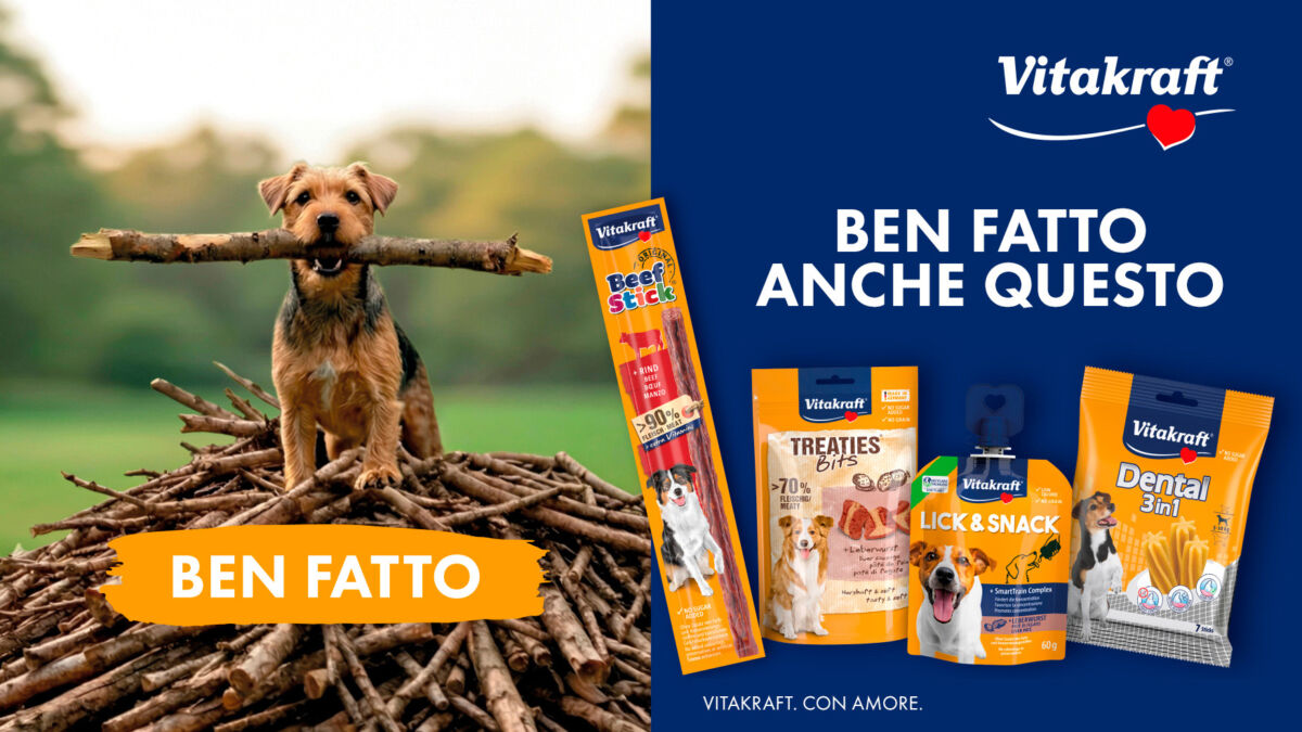 Cane con ramoscello in bocca e snack Vitakraft Ben Fatto: Beef Stick, Treaties, Lick & Snack e Dental 3in1.