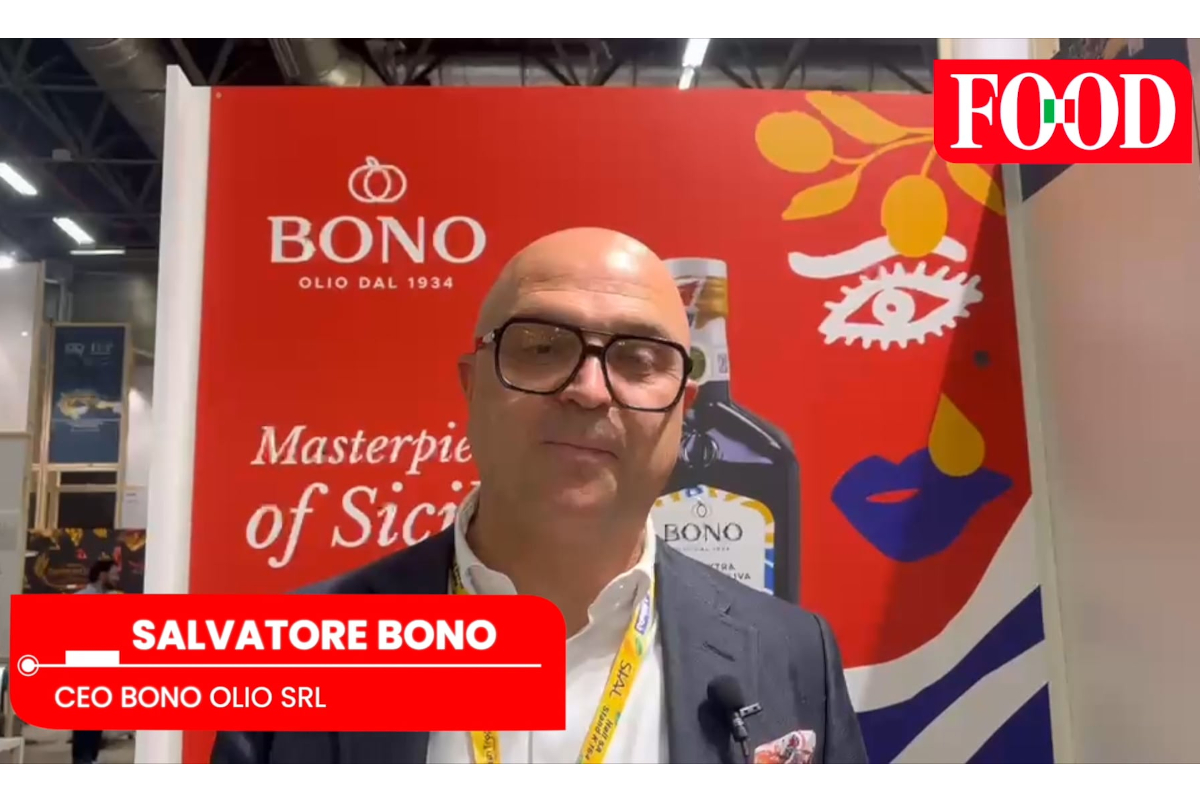 Salvatore Bono, Ceo Bono Olio, allo stand con olio evo siciliano al SIAL Paris 2026, sfondo rosso e logo Bono.