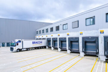 Camion Bracchi Transport & Logistics parcheggiato davanti ai dock di carico del magazzino logistico Festa.