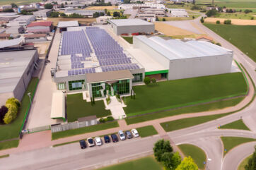 Veduta aerea stabilimento Citres con pannelli solari sul tetto e ingresso verde aziendale