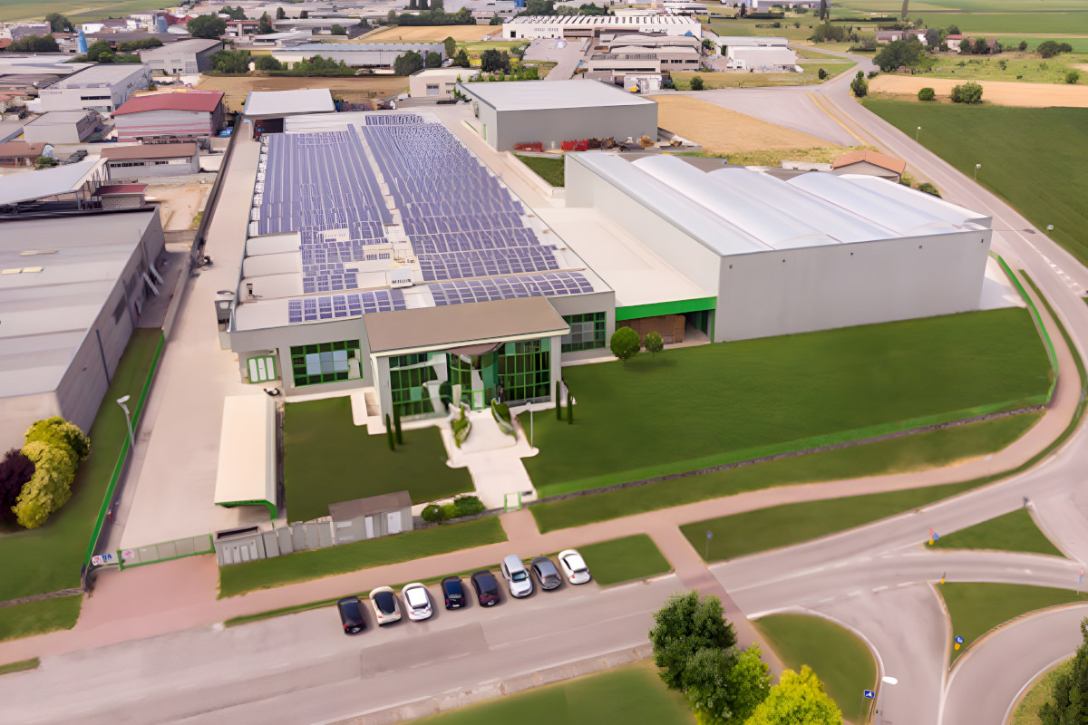Veduta aerea stabilimento Citres con pannelli solari sul tetto e ingresso verde aziendale