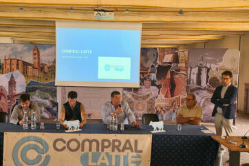 Conferenza stampa Compral Latte a Stupinigi: relatori al tavolo e schermo con logo Compral Latte