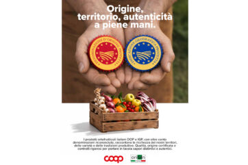 Mani con loghi Dop Igp su cassetta ortofrutta: Coop e Origin Italia valorizzano origine e territorio.