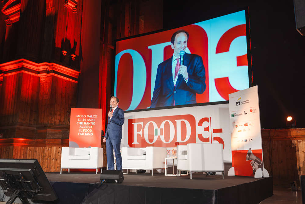 Paolo Dalcò parla al Teatro Farnese per i 35 anni di Food, con maxischermo e palco allestito per l'evento sulla filiera italiana.