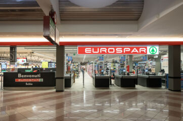 Ingresso del rinnovato Eurospar di Schio con casse e insegna Despar Nord benvenuti