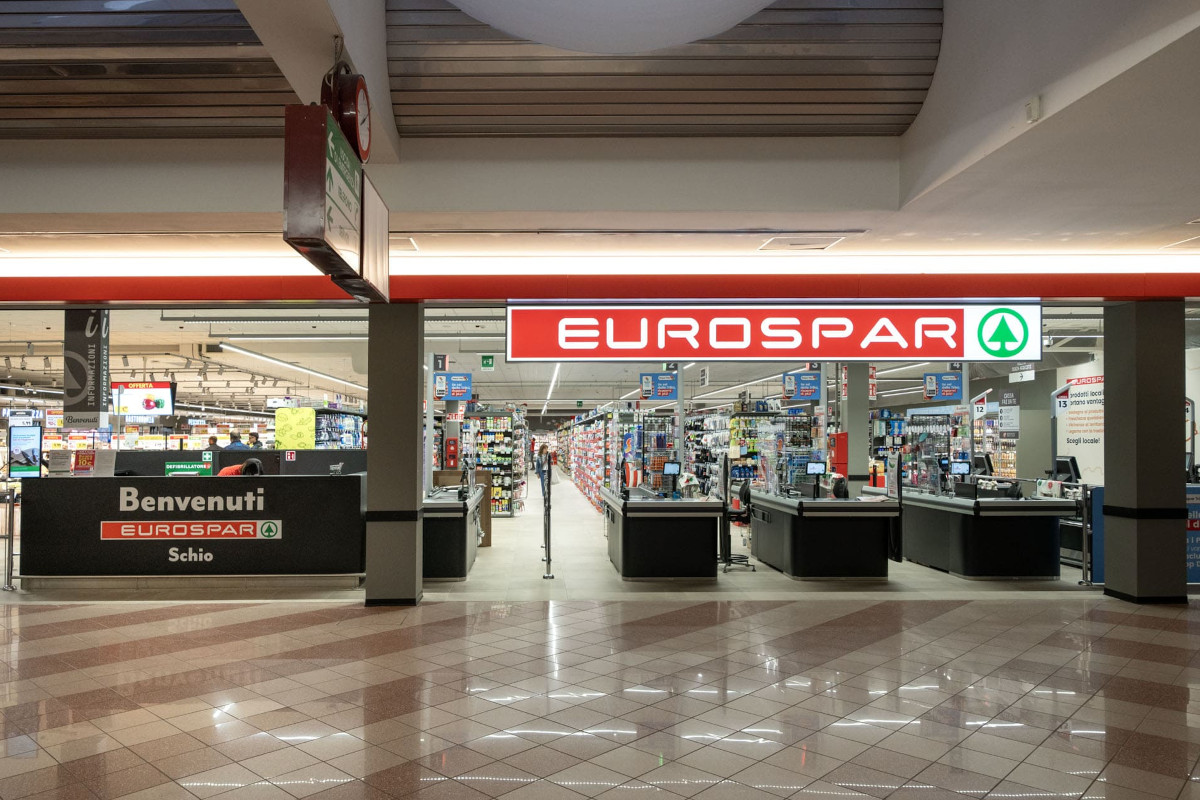 Ingresso del rinnovato Eurospar di Schio con casse e insegna Despar Nord benvenuti