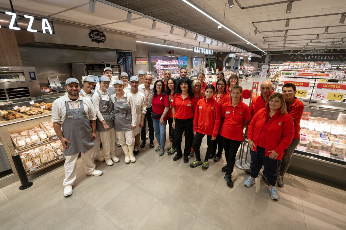 Staff del rinnovato Eurospar di Schio (Vi) con Despar Nord tra gastronomia e latticini