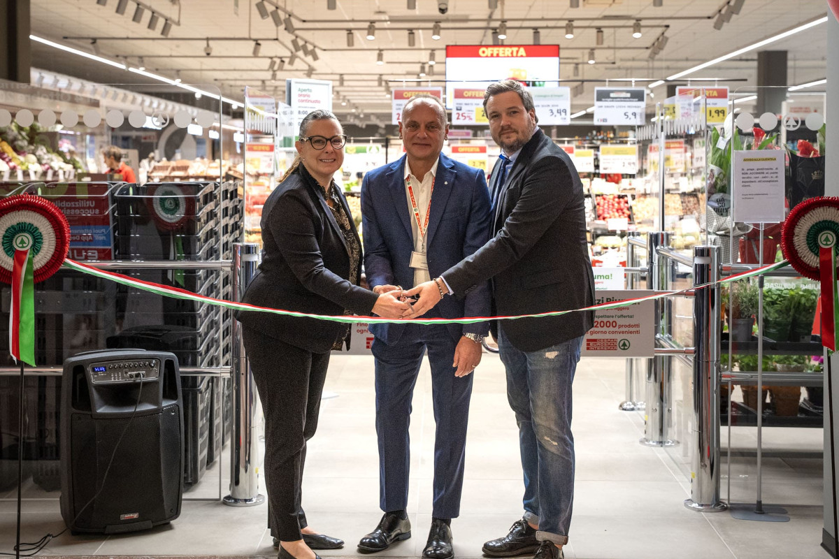 Taglio del nastro per l'inaugurazione del rinnovato Eurospar di Schio, Despar Nord: tre persone con forbici e nastro tricolore.