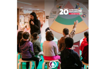 Bambini partecipano al laboratorio Despar per i 20 anni de Le Buone Abitudini con un grande grafico colorato